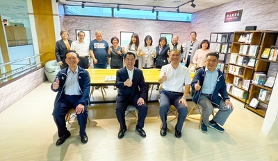 警大校長楊源明與圖書館同仁合影於「舒活閱讀區」
