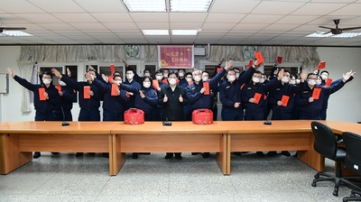 校長與學生總隊同仁新春團拜合影