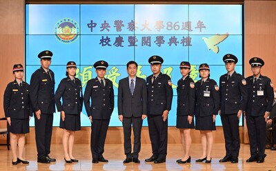 陳宗彥次長與警大年級章受頒學生代表合影
