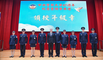 吳次長與警大年級章受頒學生代表合影