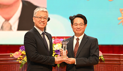 吳次長頒發警大傑出校友獎