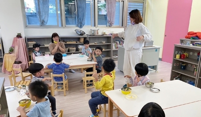 老師教導幼兒餐前禮儀