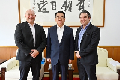 美國國土安全調查署臺北辦公室主任Brian Sherota(右一)偕同上司Jeremiah Gonzalez與警大校長合影