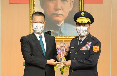 內政部長徐國勇(左)頒發傑出校友獎座予警大校長陳檡文（右）