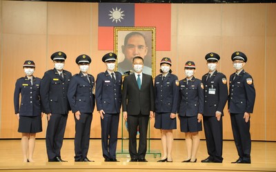 內政部長徐國勇(中)與年級章受頒學生代表合影