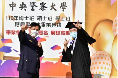 校長與畢業生合影