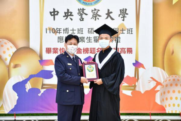 校長與畢業生合影