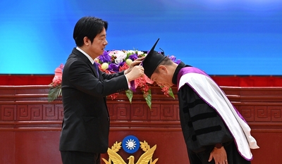 總統為畢業生撥穗
