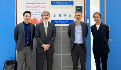 來訪學者於消防系辦公室前合影