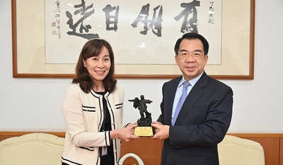 楊校長致贈倪寒芬董事長警大精神保壘雕像