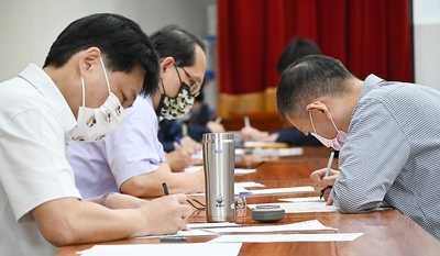校長偕同各系系主任到場參加即席組比賽