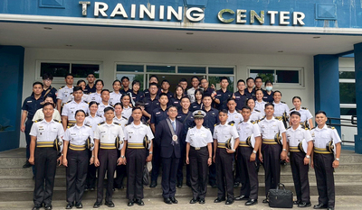 中央警察大學學生與姊妹校菲律賓商船海事學院（PMMA）學生於訓練中心前合影