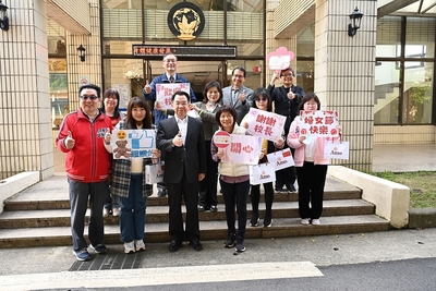 警大校長發送圖書館女性同仁及壽星生日禮券及禮盒
