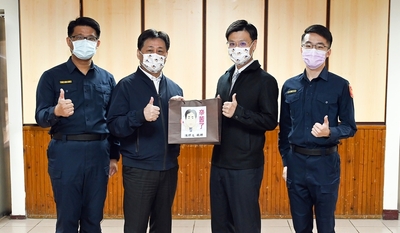 校長頒贈慰勞品予射擊隊選手