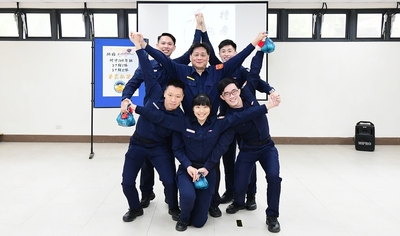 校長致贈同學金幣包子，擺出六芒星為特考祈福