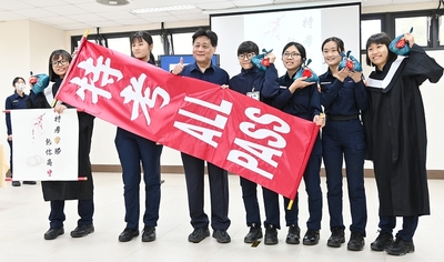 校長致贈同學金幣包子，祝福同學特考all pass !