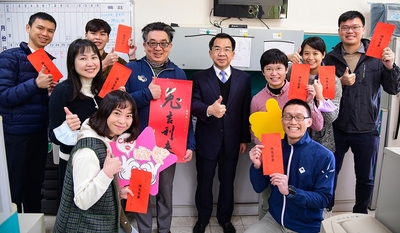 警大校長至人事室拜年並發送新春紅包