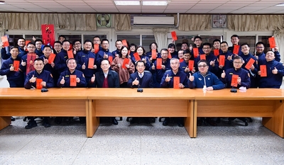 警大校長至學生總隊拜年並發送新春紅包