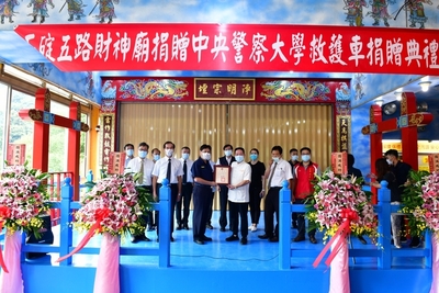 本校校長陳檡文代表受贈並頒發感謝狀