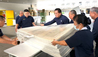 學生總隊隊職官與慈警團隊協力包裝床墊