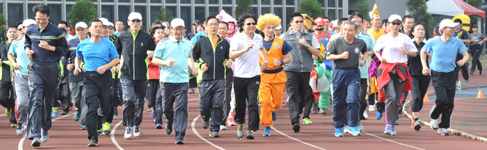 內政部長領跑800公尺