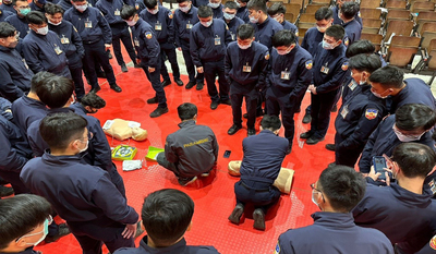 警大學生實際演練CPR及AED