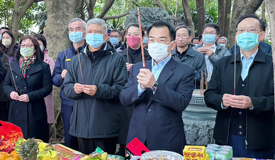 校長率教職同仁代表在本校福誠宮祝禱校務順利