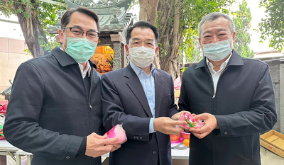 校長致送壽桃祝福師生吉祥平安