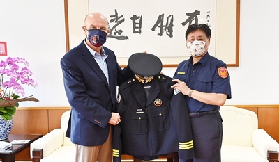 IACP會長何林哲(Henninger)致贈羅拉多州韋爾市警察制服