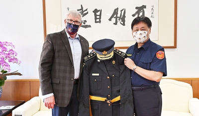 IACP霍克斯(Hawkes)處長致贈加拿大安大略省警察制服