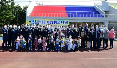 警大主任秘書霍春亨偕同教職員與幼兒園師生合影